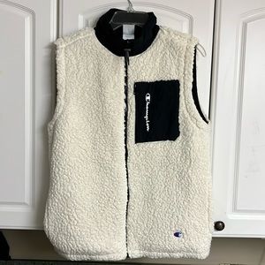 Champion plush fleece vest.
Color: cream/black
Size: S